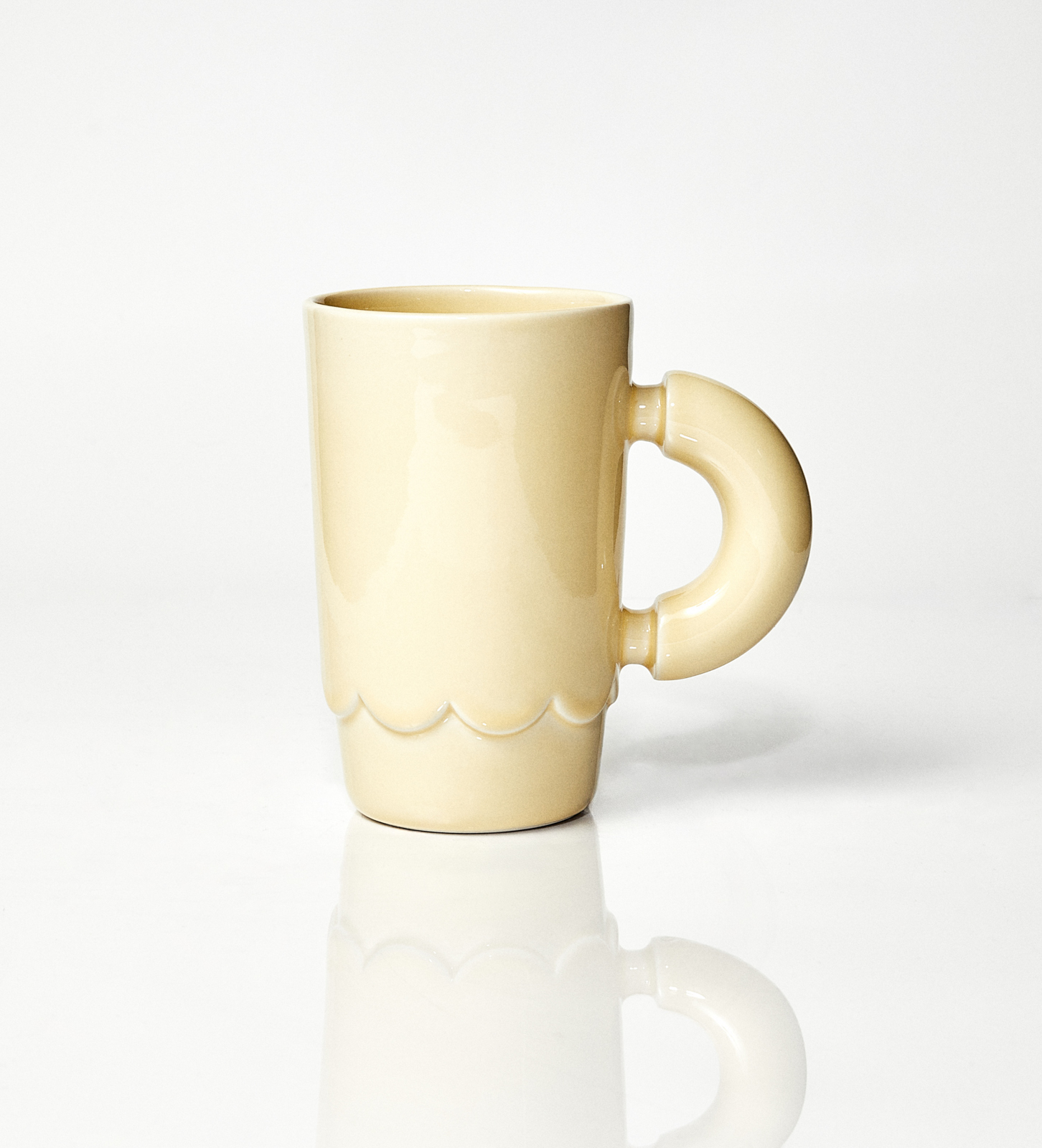 Kubek ceramiczny LOLA plus spodek Baub/ Butter/ ręcznie wytwarzany - obrazek 4