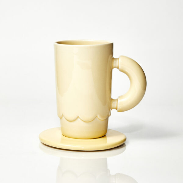 Kubek ceramiczny LOLA plus spodek Baub/ Butter/ ręcznie wytwarzany