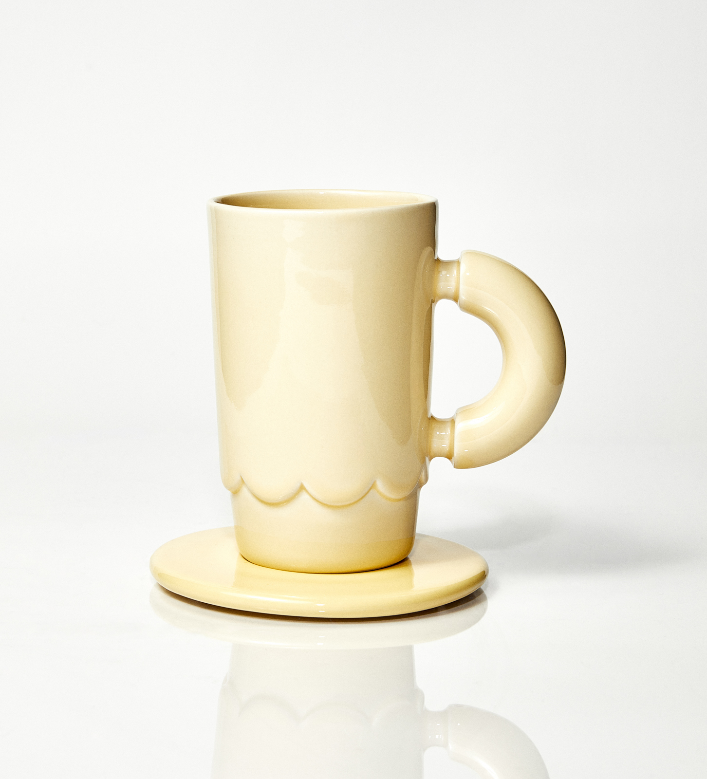 Kubek ceramiczny LOLA plus spodek Baub/ Butter/ ręcznie wytwarzany